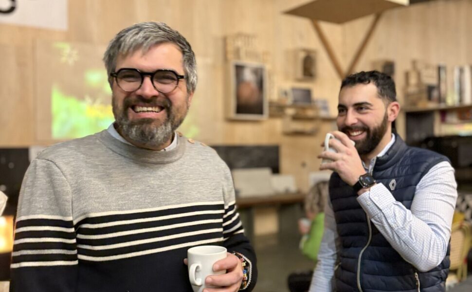 Membres du réseau qui boivent un café